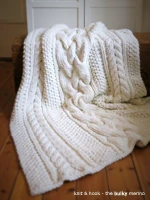Strickdecke mit Zopfmuster